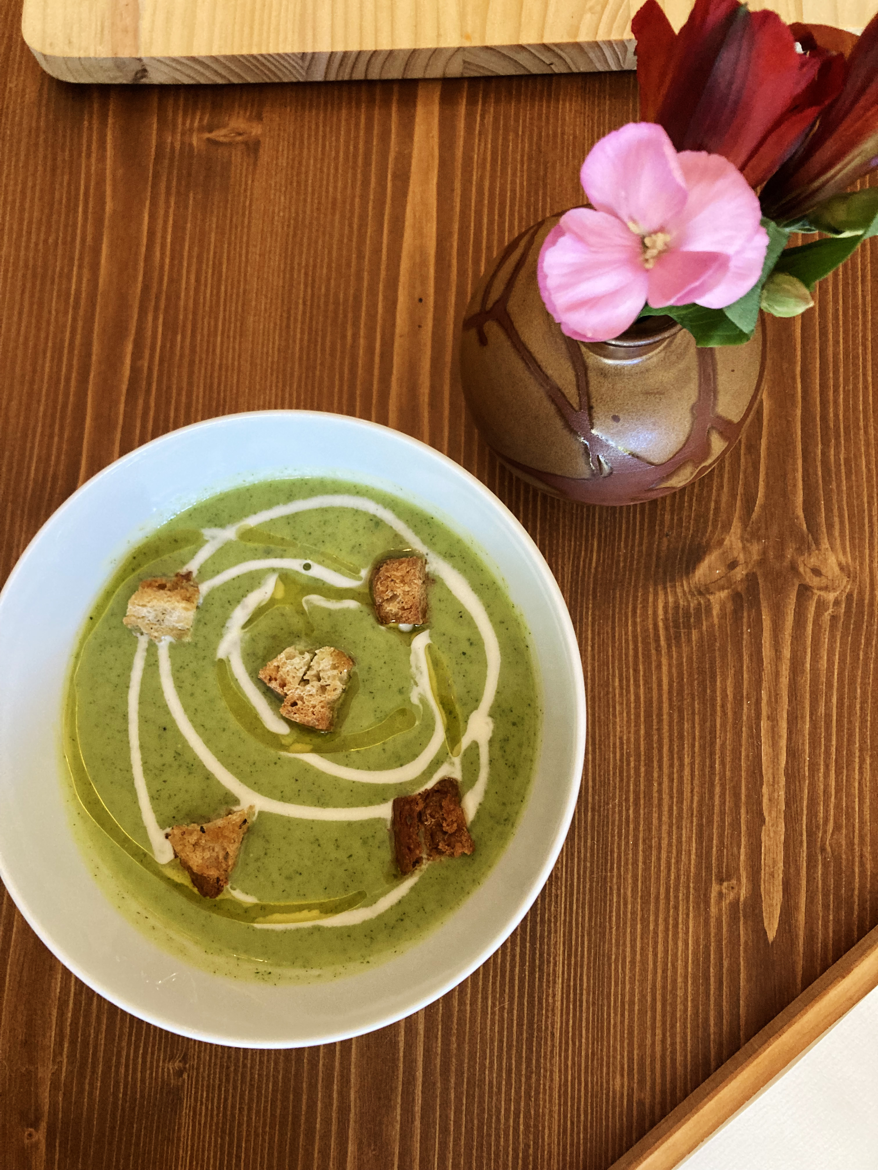 Zwei-Gänge-Mittagessen bei Hase und Wolfshund