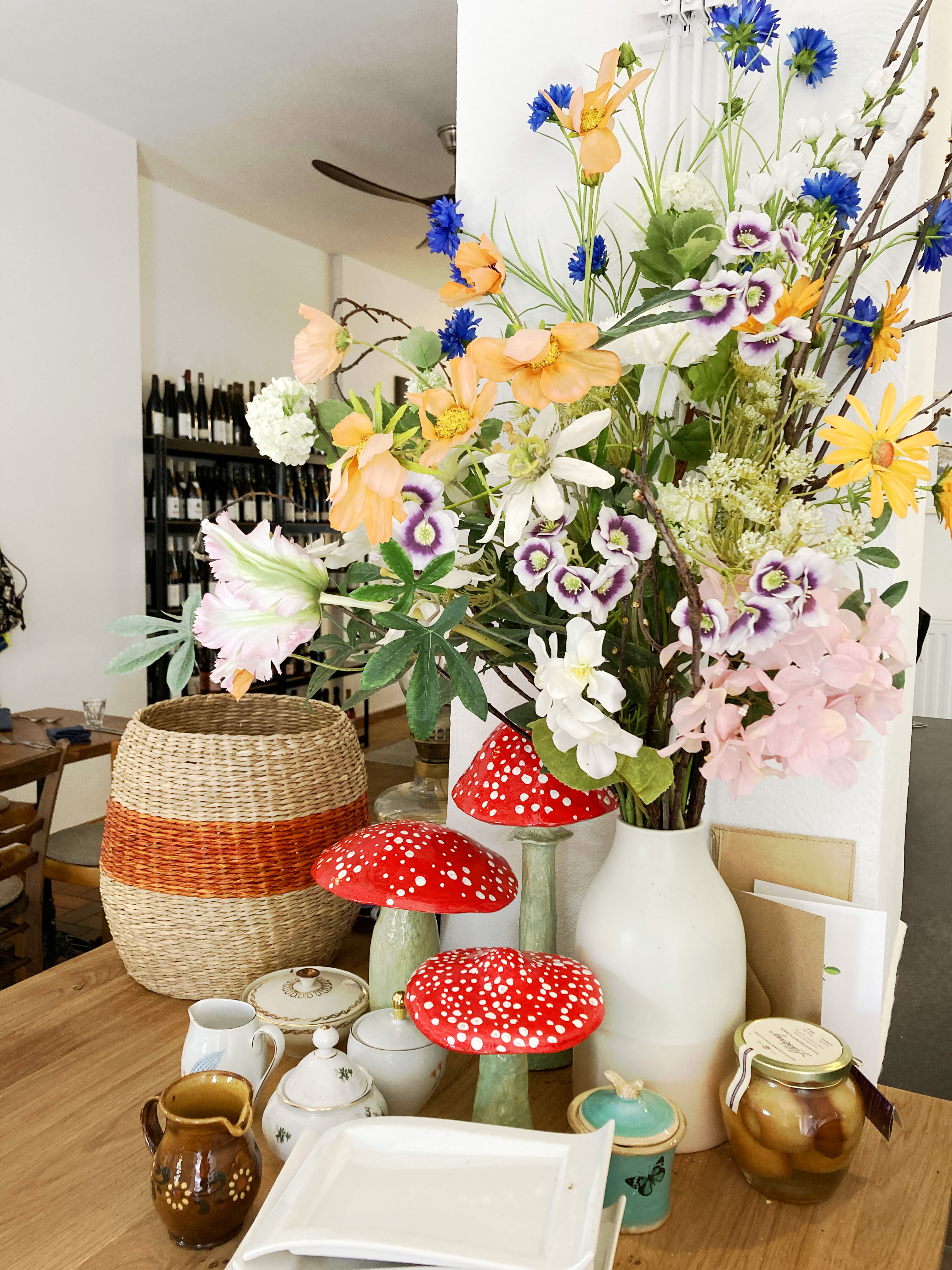 Blumen und Deko-Details bei Hase und Wolfshund