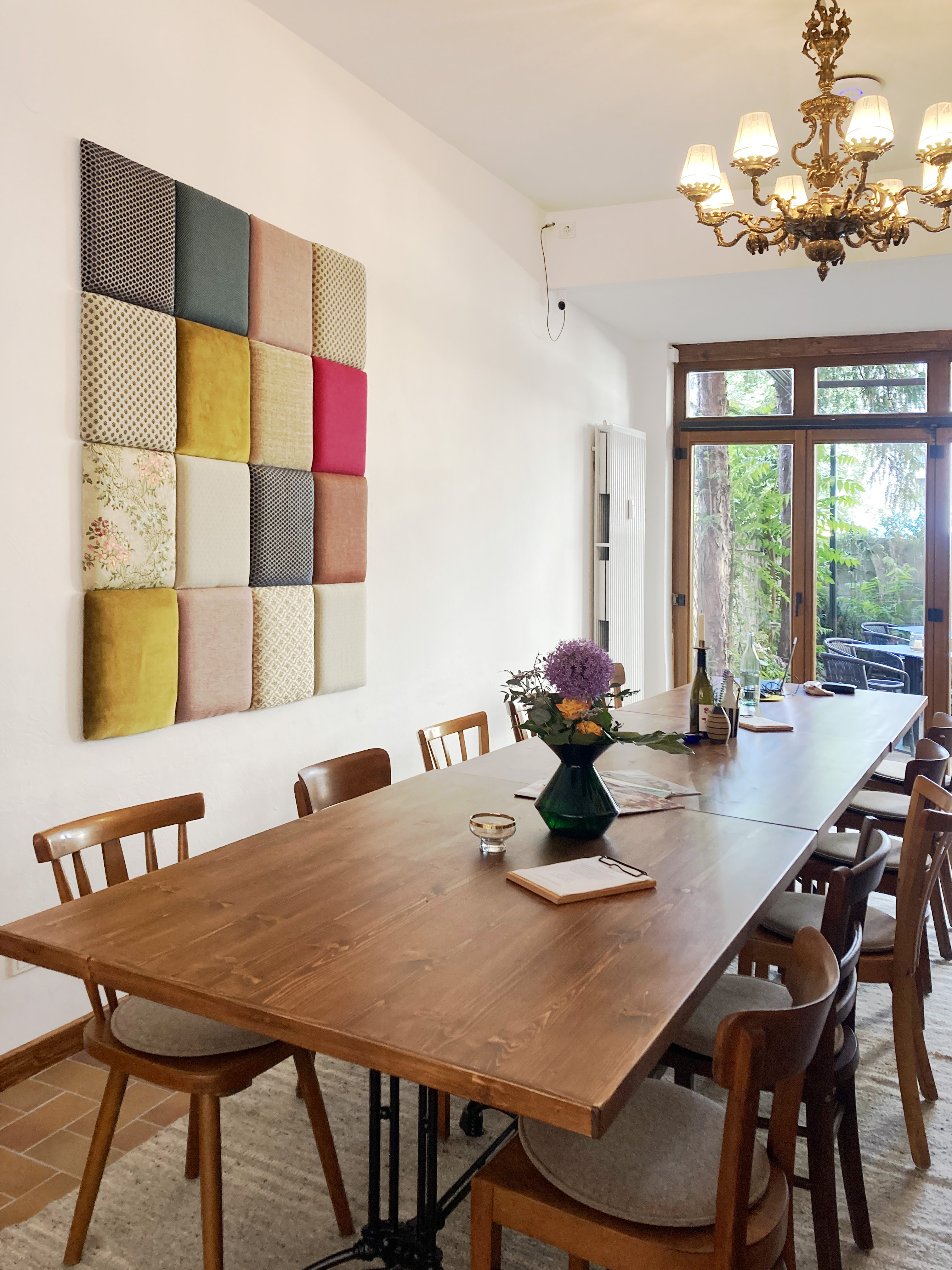 Lange Tafel bei Hase und Wolfshund, gedeckt für ein Business-Event